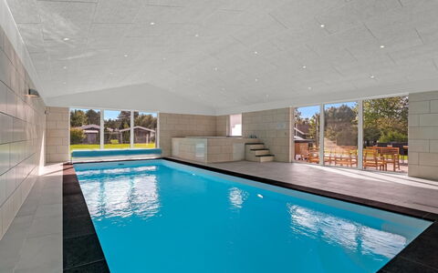 Rajna - 250M from the Sea: Schwimmbad, Flooring, Fussboden, Die Architektur, Decke, Verbundwerkstoff, Resort, Schatten, Fliese, Beton