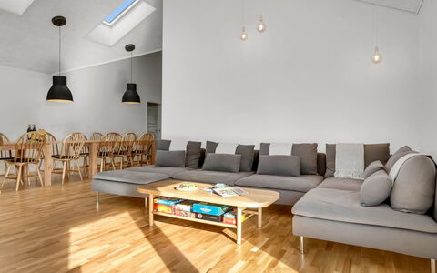 Rajna - 250M from the Sea: Möbel, Interior Design, Flooring, Fussboden, Holzboden, Wand, Couch, Holz, Decke, Wohnzimmer