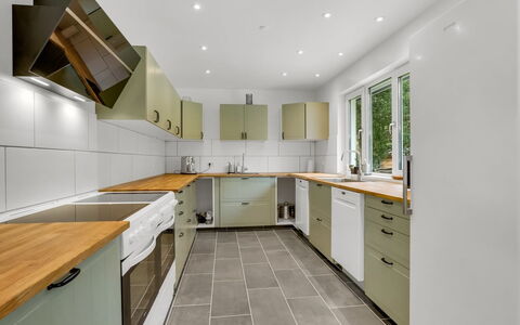 Rajna - 250M from the Sea: Küche, Countertop, Cabinetry, Flooring, Küchengerät, Interior Design, Holz, Major Appliance, Decke, Fussboden