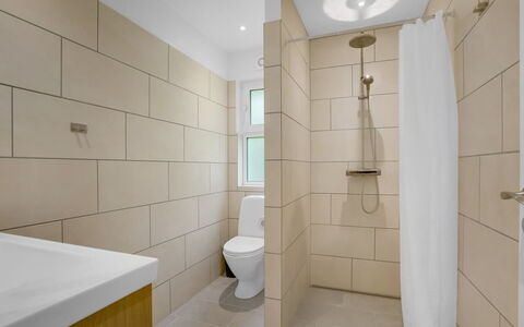 Rajna - 250M from the Sea: Flooring, Badezimmer, Wand, Fussboden, Toilette, Interior Design, Toilleten Sitz, Armatur, Fliese, Installation