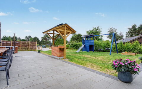 Rajna - 250M from the Sea: Garten, Schatten, Landscaping, Park, Gartenmöbel, Rasen, Garten, Eco Hotel, Walkway, Zaun