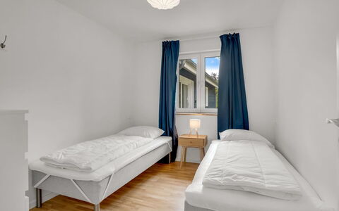 Rajna - 250M from the Sea: Interior Design, Decke, Fussboden, Flooring, Zimmer, Möbel, Wohnung, Schlafzimmer, Fensterabdeckung, Bett