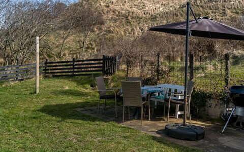Sella - 600M from the Sea: Möbel, Gartenmöbel, Stuhl, Tisch Im Freien, Tabelle, Schatten, Garten, Hinterhof, Outdoor Struktur, Rasen