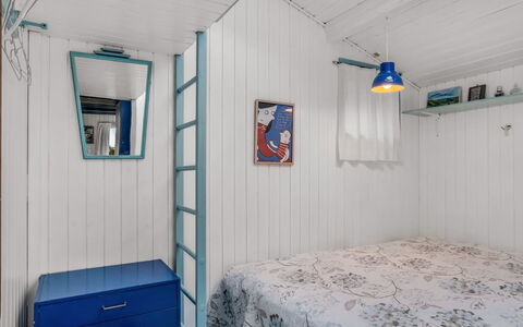 Sella - 600M from the Sea: Holz, Flooring, Fussboden, Interior Design, Decke, Schlafzimmer, Zimmer, Bett, Bettdecke, Linens