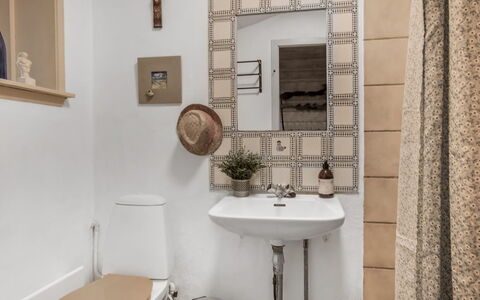 Sella - 600M from the Sea: Wand, Badezimmer, Toilleten Sitz, Interior Design, Flooring, Armatur, Fussboden, Bad Sink, Toilette, Zimmer