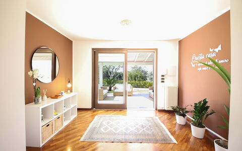 Villa Don Sante In Locorotondo Puglia: Pflanze, Gebäude, Spiegel, Holz, Zimmerpflanze, Flooring, Die Architektur, Interior Design, Fussboden