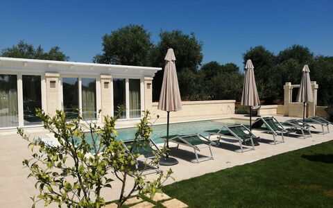 Villa Adriatica Near Ostuni Puglia: Himmel, Pflanze, Baum, Grundstueck, Schatten, Gras, Landschaft, Urban Design, Gebäude, Freizeit
