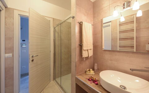 Villa Adriatica Near Ostuni Puglia: Spiegel, Zapfhahn, Sinken, Armatur, Eigentum, Bad Sink, Badezimmer, Interior Design, Die Architektur