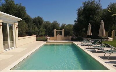 Villa Adriatica Near Ostuni Puglia: Wasser, Himmel, Schwimmbad, Pflanze, Schatten, Baum, Stuhl, Freizeit, Gras, Verbundwerkstoff