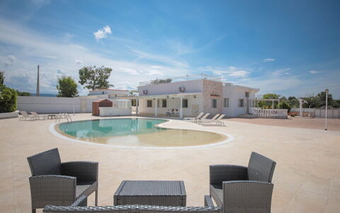 Villa Azzurra Seaview In Monopoli, Puglia: Wasser, Himmel, Wolke, Eigentum, Gebäude, Schwimmbad, Schatten, Baum, Gartenmöbel, Freizeit