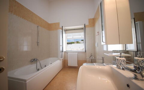 Villa Azzurra Seaview In Monopoli, Puglia: Badewanne, Zapfhahn, Eigentum, Armatur, Badezimmer, Gebäude, Holz, Interior Design, Sinken
