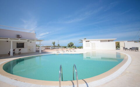 Villa Azzurra Seaview In Monopoli, Puglia: Wasser, Himmel, Eigentum, Schwimmbad, Azurblau, Gebäude, Schatten, Gewässer, Freizeit, Aqua