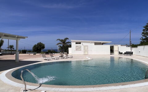 Villa Azzurra Seaview In Monopoli, Puglia: Wasser, Himmel, Schwimmbad, Gebäude, Gewässer, Baum, Freizeit, Verbundwerkstoff, Grundeigentum, Ferienort