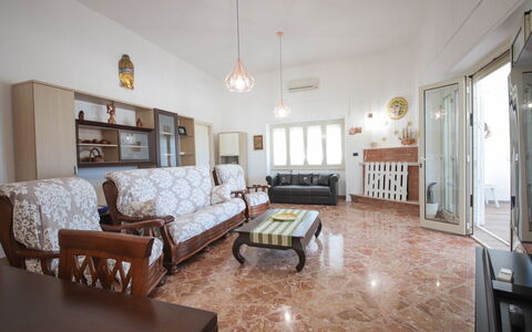 Villa Azzurra Seaview In Monopoli, Puglia: Couch, Bilderrahmen, Möbel, Eigentum, Tabelle, Gebäude, Interior Design, Holz, Wohnzimmer, Haus
