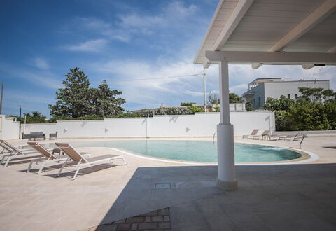 Villa Azzurra Seaview In Monopoli, Puglia: Wasser, Himmel, Wolke, Pflanze, Schwimmbad, Baum, Schatten, Freizeit, Verbundwerkstoff, Landschaft