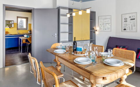 Egner- Apt.panorama: Tabelle, Möbel, Eigentum, Stuhl, Geschirr, Holz, Interior Design, Küche & Esszimmer Tisch, Couch, Bilderrahmen