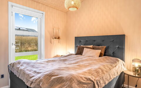 Frederikka - 1.9Km from the Sea: Schlafzimmer, Holz, Bett, Interior Design, Möbel, Flooring, Fussboden, Bettdecke, Bedding, Bettrahmen