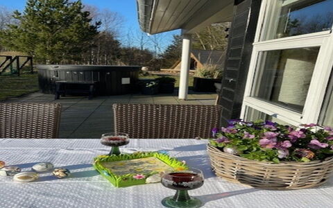 Frederikka - 1.9Km from the Sea: Möbel, Tabelle, Stuhl, Gartenmöbel, Tisch Im Freien, Garten, Schatten, Hinterhof, Outdoor Struktur, Küche & Esszimmer Tisch