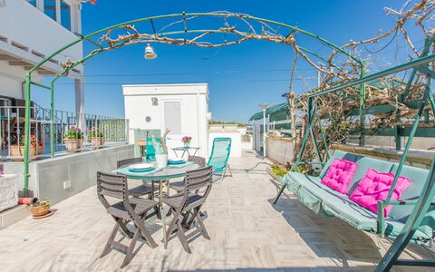 Casa Laura: Wohnung, Balkon, Stuhl, Gartenmöbel, Blumentopf, Tisch Im Freien, Zimmerpflanze, Terrasse, Hotel, Hof