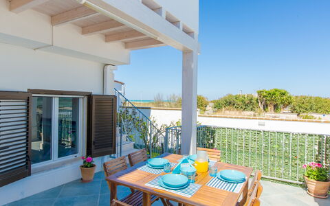 Casa Laura: Wohnung, Zuhause, Balkon, Gartenmöbel, Stuhl, Schatten, Veranda, Estate, Eco Hotel, Zimmerpflanze