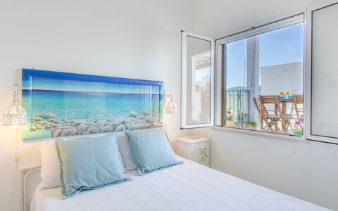 Casa Laura: Blau, Interior Design, Schlafzimmer, Meer, Linens, Wohnung, Bedding, Ozean, Balkon, Bett