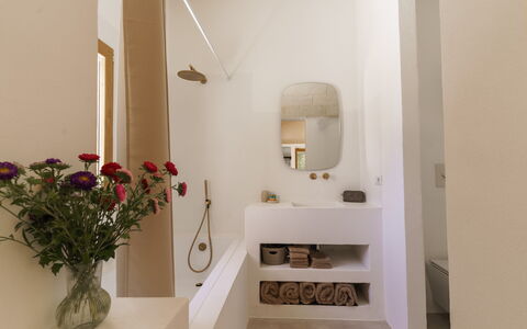 Villa Jolie: Badezimmer, Wand, Interior Design, Flooring, Armatur, Fussboden, Bad Sink, Holz, Zuhause, Beleuchtung