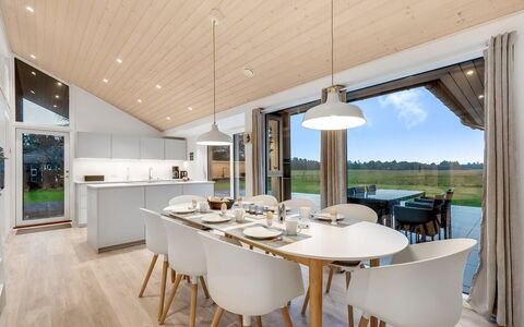 Corina - 850M to the Fjord: Holz, Decke, Hartholz, Holzboden, Küche & Esszimmer Tisch, Light Fixture, Planke, Wohnzimmer, Leuchter