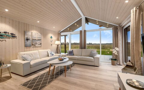 Corina - 850M to the Fjord: Holz, Interior Design, Decke, Flooring, Wohnzimmer, Fussboden, Holzboden, Couch, Zuhause, Möbel
