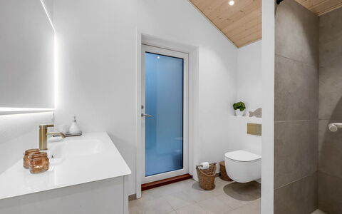 Corina - 850M to the Fjord: Flooring, Fussboden, Holz, Armatur, Interior Design, Decke, Badezimmer, Sinken, Zapfhahn, Zuhause