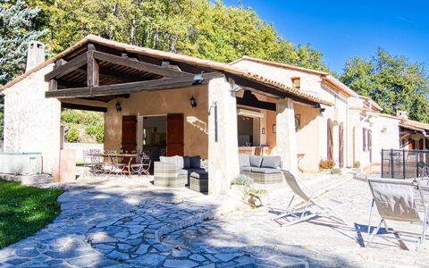 Villa Camille: Himmel, Pflanze, Eigentum, Blau, Gebäude, Baum, Fenster, Schatten, Tür, Holz