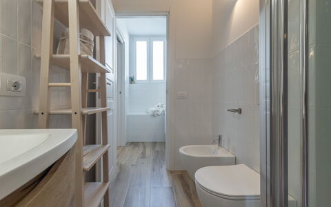 Sospiri Sul Mare: Badewanne, Gebäude, Badezimmer, Holz, Armatur, Interior Design, Fussboden, Flooring, Sinken