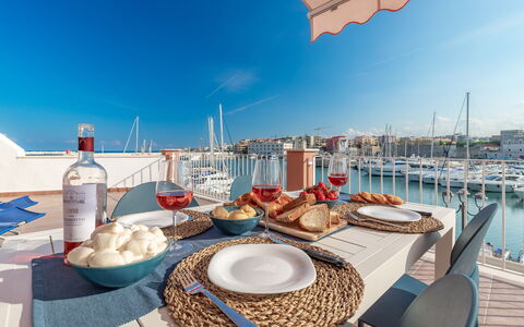 Sospiri Sul Mare: Himmel, Eigentum, Wasser, Wolke, Azurblau, Geschirr, Blau, Tabelle, Dishware, Gebäude