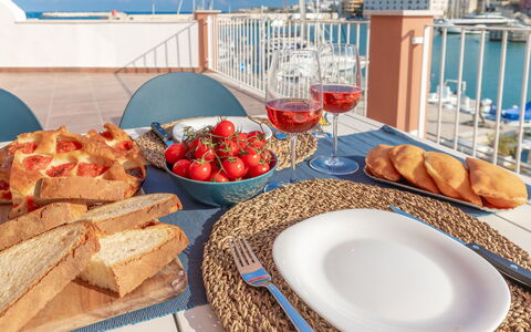 Sospiri Sul Mare: Essen, Geschirr, Dishware, Tabelle, Teller, Servierware, Zutat, Tischdecke, Küche