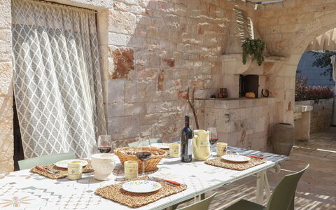 Country Trullo Rosso With Jacuzzi Alberobello: Tabelle, Eigentum, Geschirr, Essen, Holz, Interior Design, Flasche, Tischdecke, Fussboden, Vorhang
