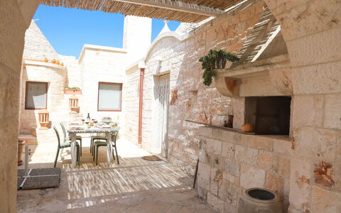 Country Trullo Rosso With Jacuzzi Alberobello: Fenster, Gebäude, Himmel, Tabelle, Pflanze, Backstein, Interior Design, Stuhl, Mauerwerk, Holz