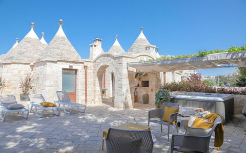 Country Trullo Rosso With Jacuzzi Alberobello: Himmel, Möbel, Eigentum, Stuhl, Pflanze, Azurblau, Tabelle, Gartenmöbel, Tisch Im Freien, Freizeit