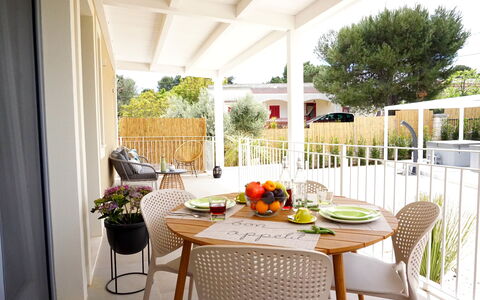 Apartments In Villa Selva, Locorotondo, Puglia: Tabelle, Möbel, Pflanze, Eigentum, Stuhl, Gebäude, Geschirr, Blumentopf, Tisch Im Freien, Textil