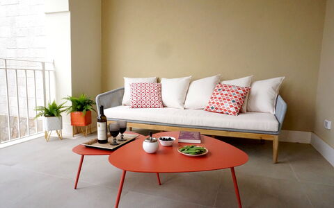 Apartments In Villa Selva, Locorotondo, Puglia: Tabelle, Möbel, Couch, Pflanze, Komfort, Holz, Rechteck, Kissen, Interior Design, Wohnzimmer