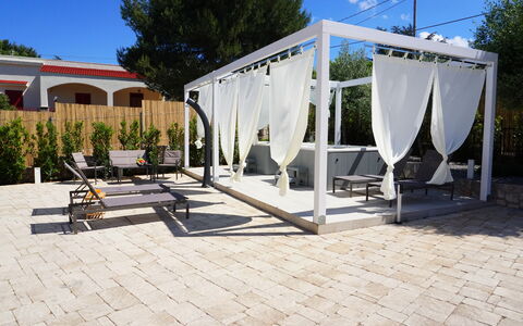 Apartments In Villa Selva, Locorotondo, Puglia: Himmel, Pflanze, Baum, Schatten, Fassade, Grundeigentum, Urban Design, Landschaft, Strassenbelag, Freizeit
