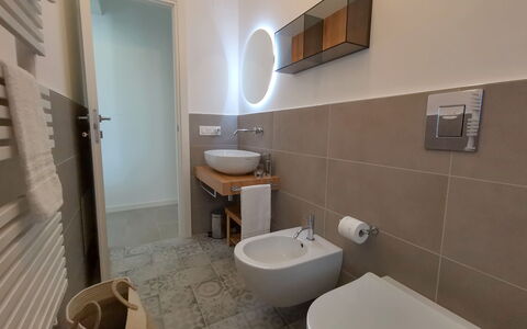 Apartments In Villa Selva, Locorotondo, Puglia: Zapfhahn, Bad Sink, Eigentum, Sinken, Armatur, Gebäude, Badezimmer, Spiegel, Interior Design, Lila