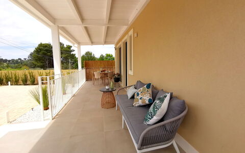 Apartments In Villa Selva, Locorotondo, Puglia: Pflanze, Interior Design, Baum, Holz, Gebäude, Schatten, Zimmerpflanze, Fussboden, Veranda, Grundeigentum