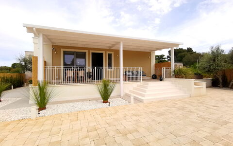 Apartments In Villa Selva, Locorotondo, Puglia: Pflanze, Wolke, Himmel, Eigentum, Gebäude, Haus, Grundstueck, Schatten, Tür, Baum