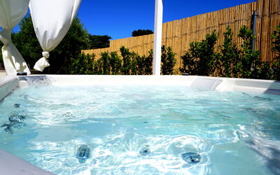Apartments In Villa Selva, Locorotondo, Puglia: Wasser, Daytime, Gebäude, Himmel, Licht, Blau, Schwimmbad, Grün, Welt, Azurblau