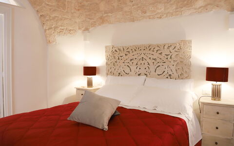 Country Trullo Verde, Wifi, Alberobello: Möbel, Eigentum, Komfort, Gebäude, Holz, Lampe, Textil, Interior Design, Beleuchtung, Bett
