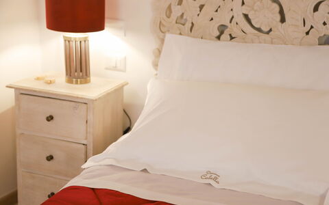 Country Trullo Verde, Wifi, Alberobello: Eigentum, Komfort, Textil, Interior Design, Holz, Lampe, Kissen, Schublade, Hartholz, Bett