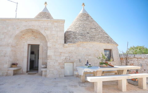 Country Trullo Verde, Wifi, Alberobello: Himmel, Pflanze, Tabelle, Gartenmöbel, Tür, Landschaft, Ländliches Gebiet, Hütte, Fassade, Außenbank
