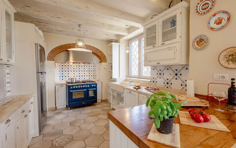 Montelucci Chianti Agrivilla: Cabinetry, Eigentum, Countertop, Küche, Holz, Interior Design, Die Architektur, Tabelle, Fussboden, Flooring