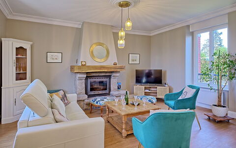 Ty Poulpry: Möbel, Interior Design, Flooring, Wand, Fussboden, Holz, Zimmer, Decke, Wohnzimmer, Tabelle