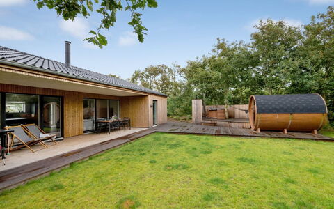 Liutulf - 350M to the Fjord: Möbel, Interior Design, Flooring, Fussboden, Decke, Zimmer, Stuhl, Tabelle, Wohnung, Küche & Esszimmer Tisch
