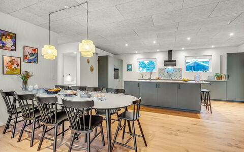Liutulf - 350M to the Fjord: Möbel, Interior Design, Flooring, Fussboden, Decke, Zimmer, Stuhl, Tabelle, Wohnung, Küche & Esszimmer Tisch